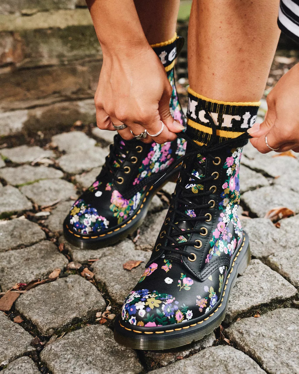 Dr. Martens 1460 Pascal Black+Multi Vintage Floral Backhand 31186038