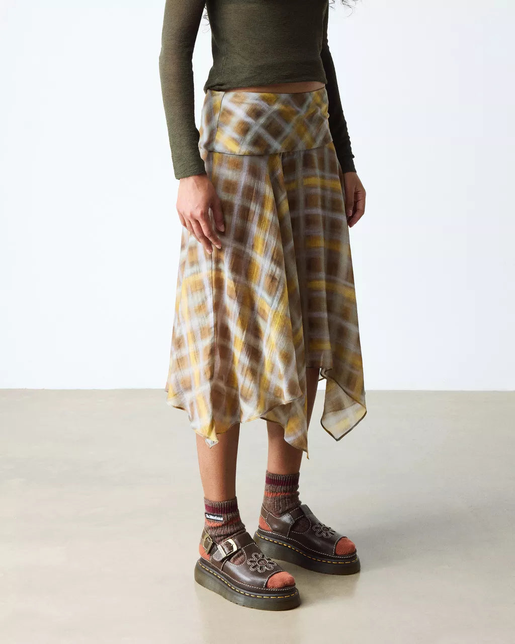 dr-martens-dunnet-flower-kelp-brown-ar-rogue-40526200