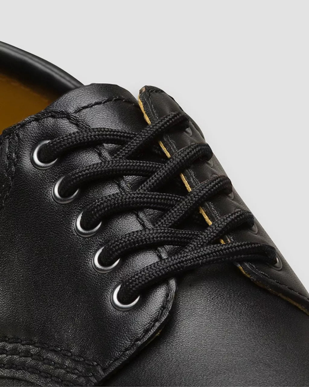 Dr. Martens 4-5 Eye Round Lace Black 90 cm. AC037001