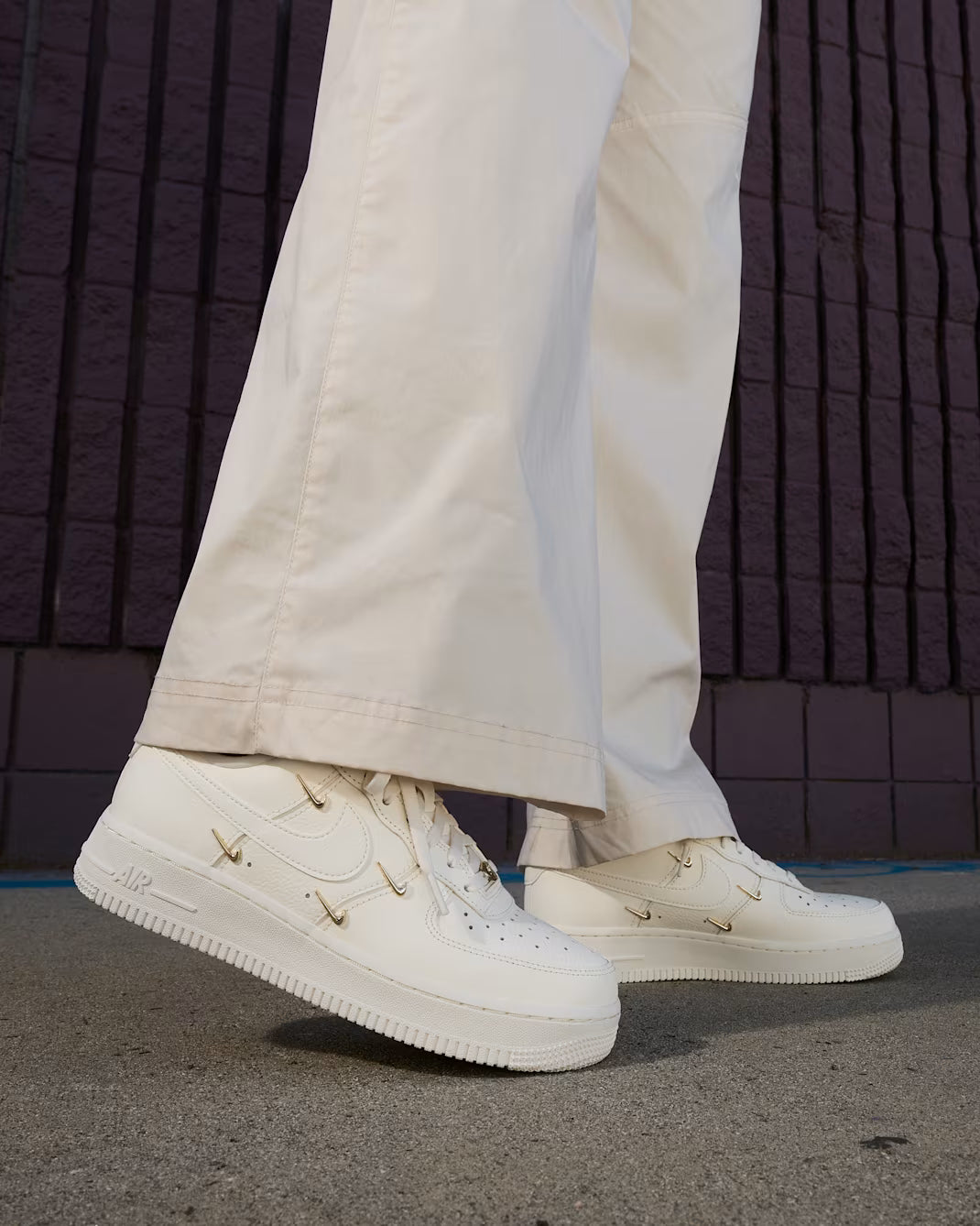 Nike Wmns Air Force 1 '07 LX FV3654-111