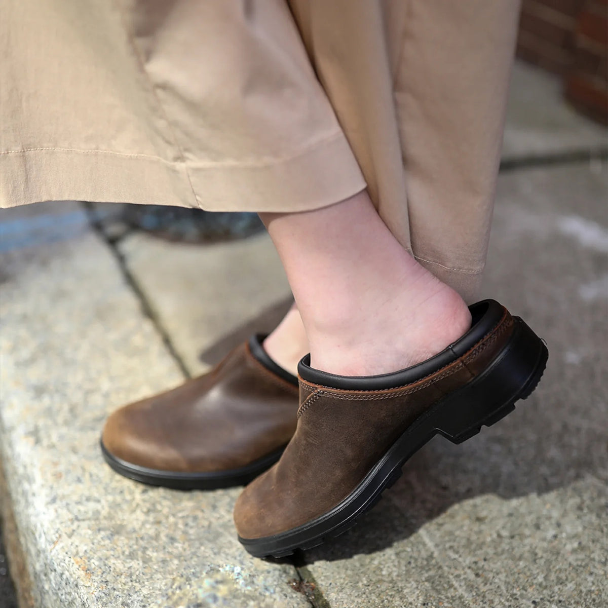 Blundstone 2421 Antique Brown Slip-on Clogs